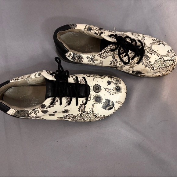 A Work of Art Sneaker - Picture 3 of 7